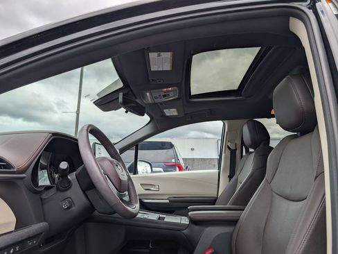 Used 2024 Toyota Sienna Platinum AWD/4WD image 9