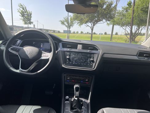 Certified 2022 Volkswagen Tiguan SE FWD image 24