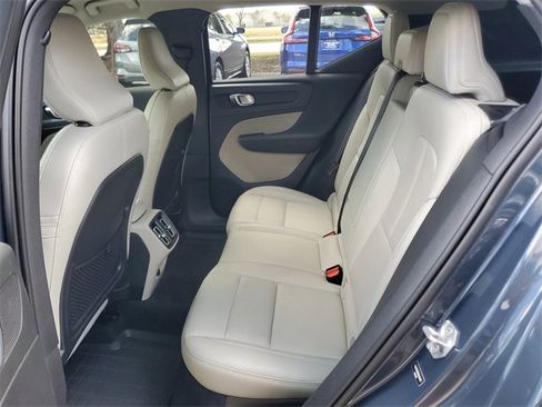 Used 2021 Volvo XC40 T4 Momentum w/ Premium Package image 11