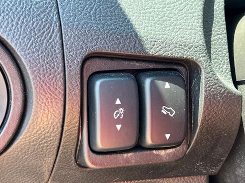 Used 2012 Ford Taurus Limited FWD image 19