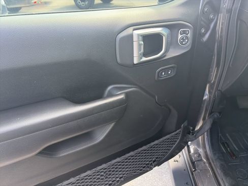Used 2021 Jeep Wrangler Unlimited Rubicon w/ Cold Weather Group AWD/4WD image 18
