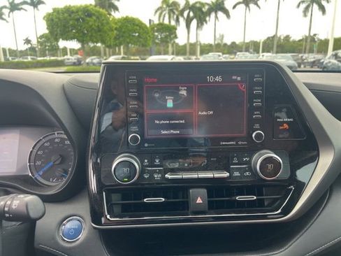 Used 2022 Toyota Highlander LE image 24
