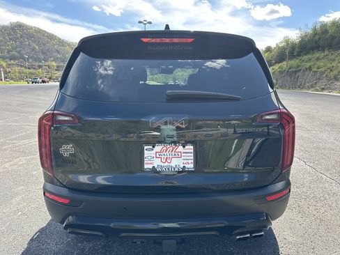 Used 2022 Kia Telluride SX w/ SX Prestige Package image 3