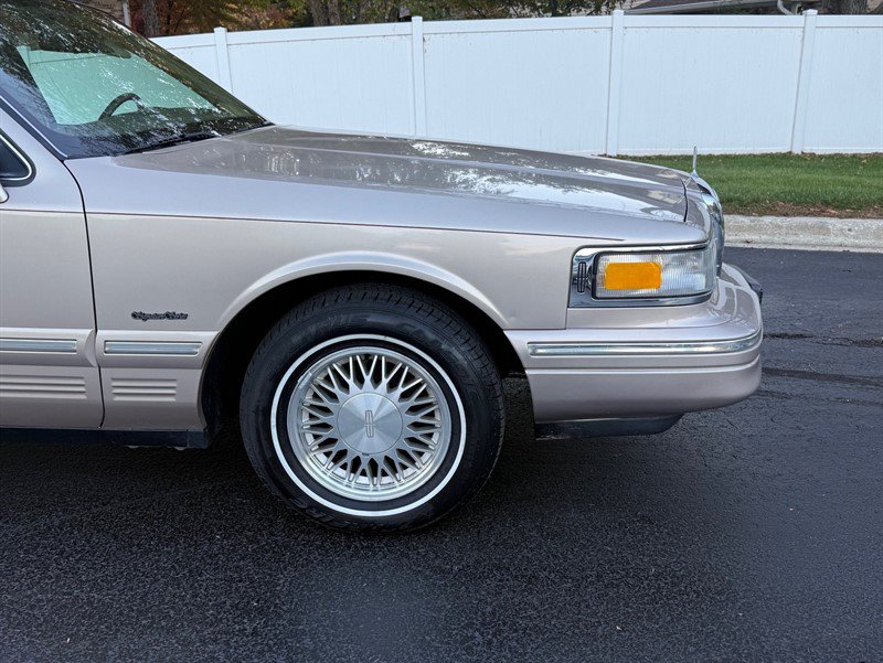 Used 1997 Lincoln Town Car Signature RWD image 34