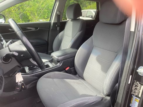 Used 2017 Kia Sorento LX image 6