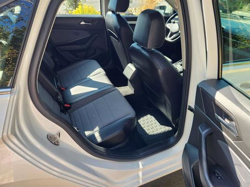 Certified 2025 Volkswagen Jetta SE w/ Sunroof Package image 14