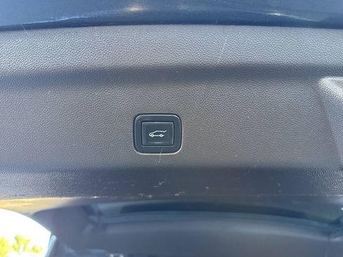 Used 2021 GMC Yukon XL Denali w/ Denali Premium Package AWD/4WD image 9