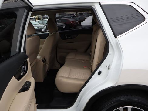 Used 2020 Nissan Rogue SV w/ Premium Package image 25