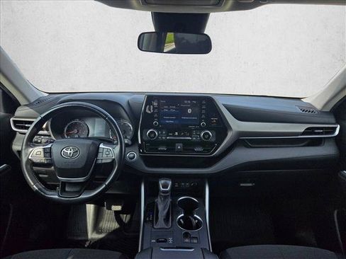 Used 2022 Toyota Highlander LE FWD image 17