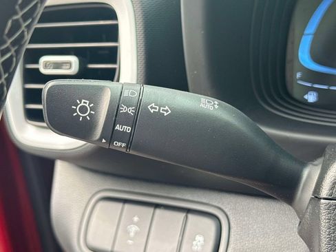 Certified 2024 Hyundai Venue Limited FWD image 22