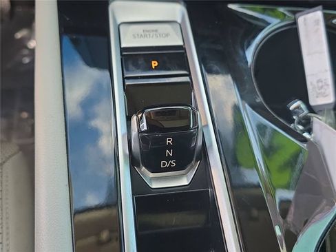 Used 2024 Volkswagen Atlas SE w/ Panoramic Sunroof Package FWD image 23
