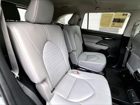 Used 2023 Toyota Highlander XLE image 19