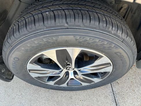 Used 2020 Toyota Highlander XLE FWD image 21