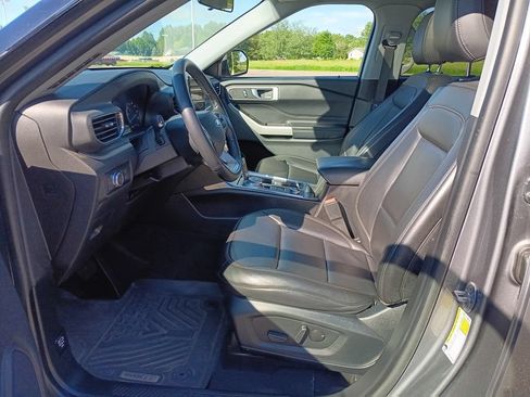 Used 2022 Ford Explorer XLT w/ Equipment Group 202A AWD/4WD image 19