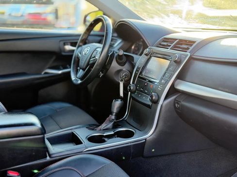 Used 2016 Toyota Camry SE w/ Moonroof Package FWD image 12