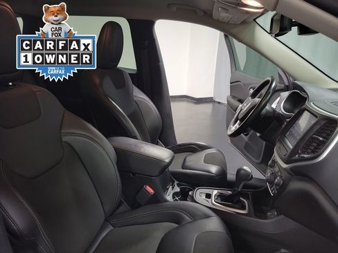 Used 2018 Jeep Cherokee Latitude Plus w/ Comfort/Convenience Group FWD image 31