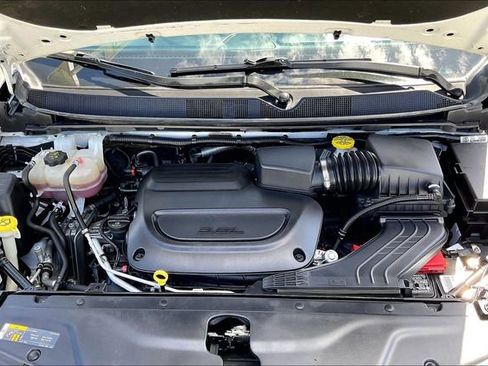 Used 2023 Chrysler Pacifica Touring-L FWD image 9