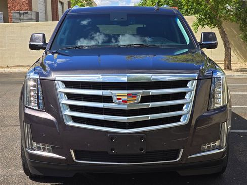 Used 2016 Cadillac Escalade ESV Luxury RWD image 3