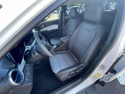 Used 2025 Chevrolet Trax LT image 35