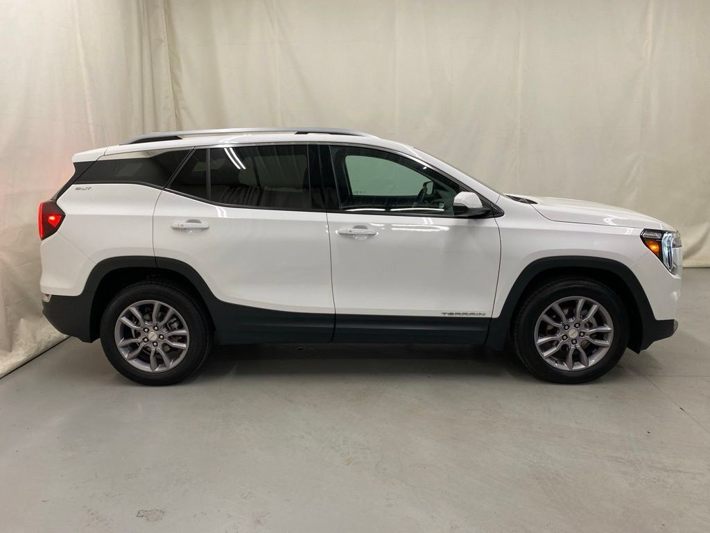Used 2024 GMC Terrain SLT AWD/4WD image 9