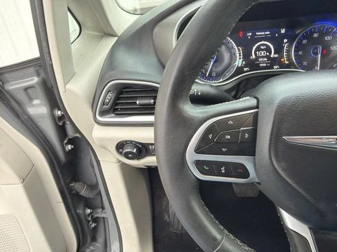 Used 2023 Chrysler Pacifica Touring-L FWD image 15