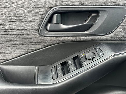 Used 2023 Nissan Rogue S image 11