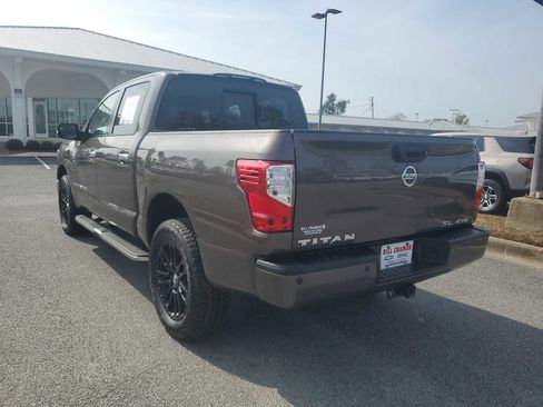 Used 2018 Nissan Titan SL image 3