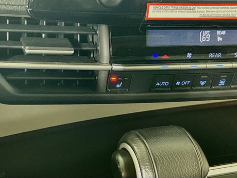 Used 2023 Toyota Sienna XLE FWD image 19
