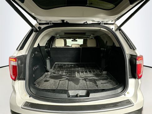 Used 2019 Ford Explorer Platinum image 28