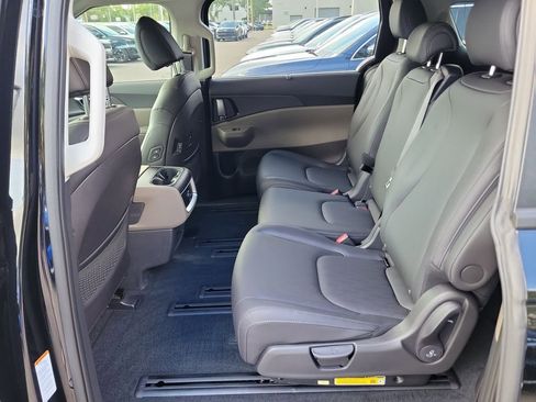 New 2026 Kia Carnival EX FWD image 16