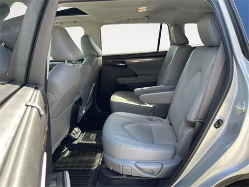 Used 2022 Toyota Highlander Limited image 13