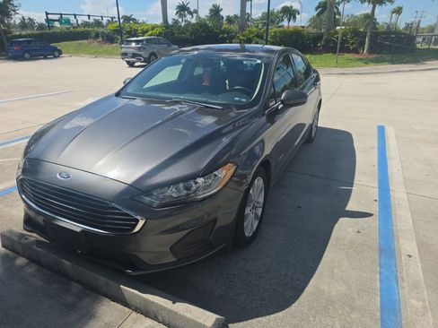 Used 2019 Ford Fusion SE FWD image 1