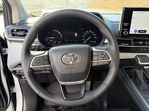 Used 2025 Toyota Sienna XLE image 5
