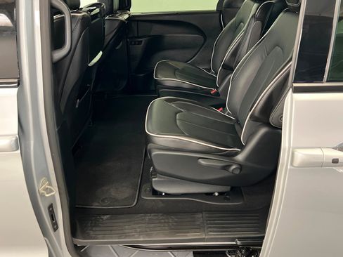 Used 2024 Chrysler Pacifica Premium FWD image 22