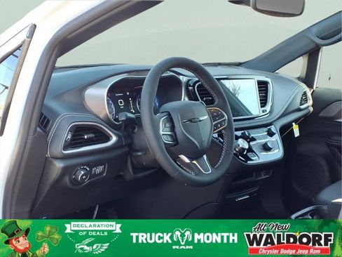 New 2026 Chrysler Pacifica Select image 8