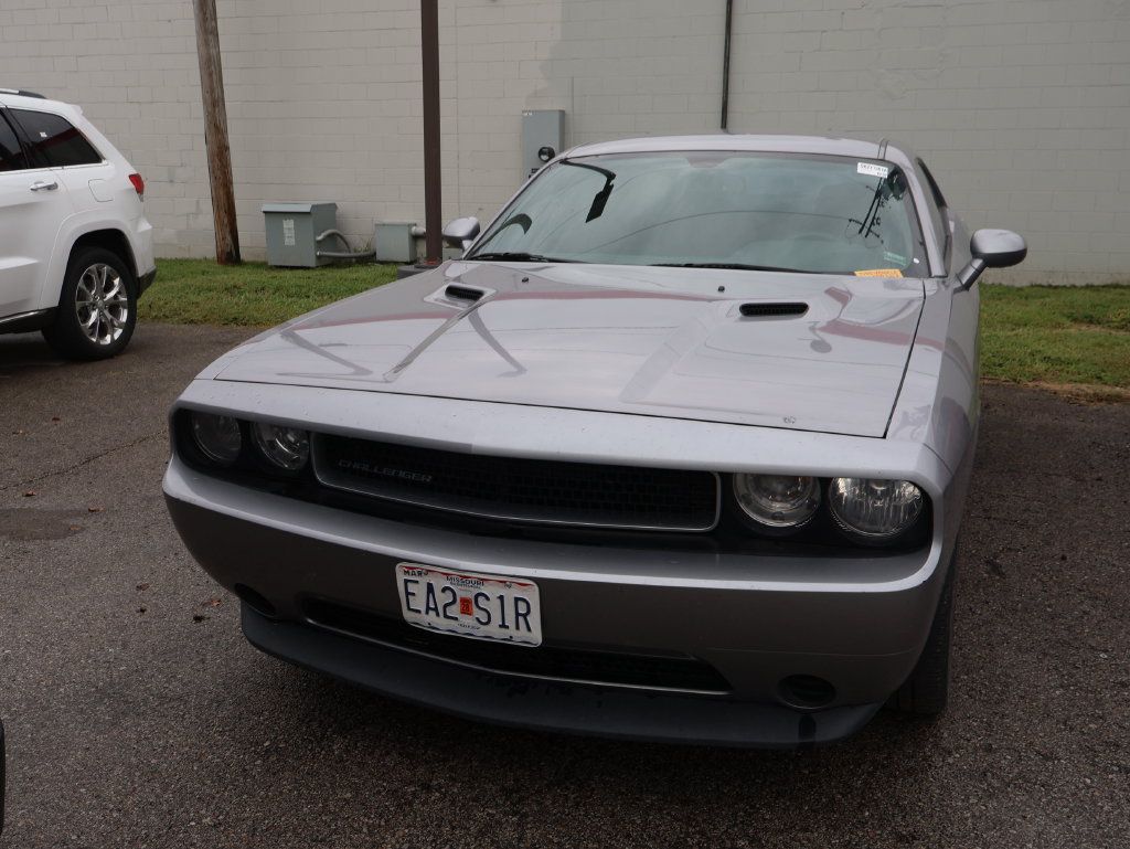 Used 2014 Dodge Challenger SXT RWD image 2