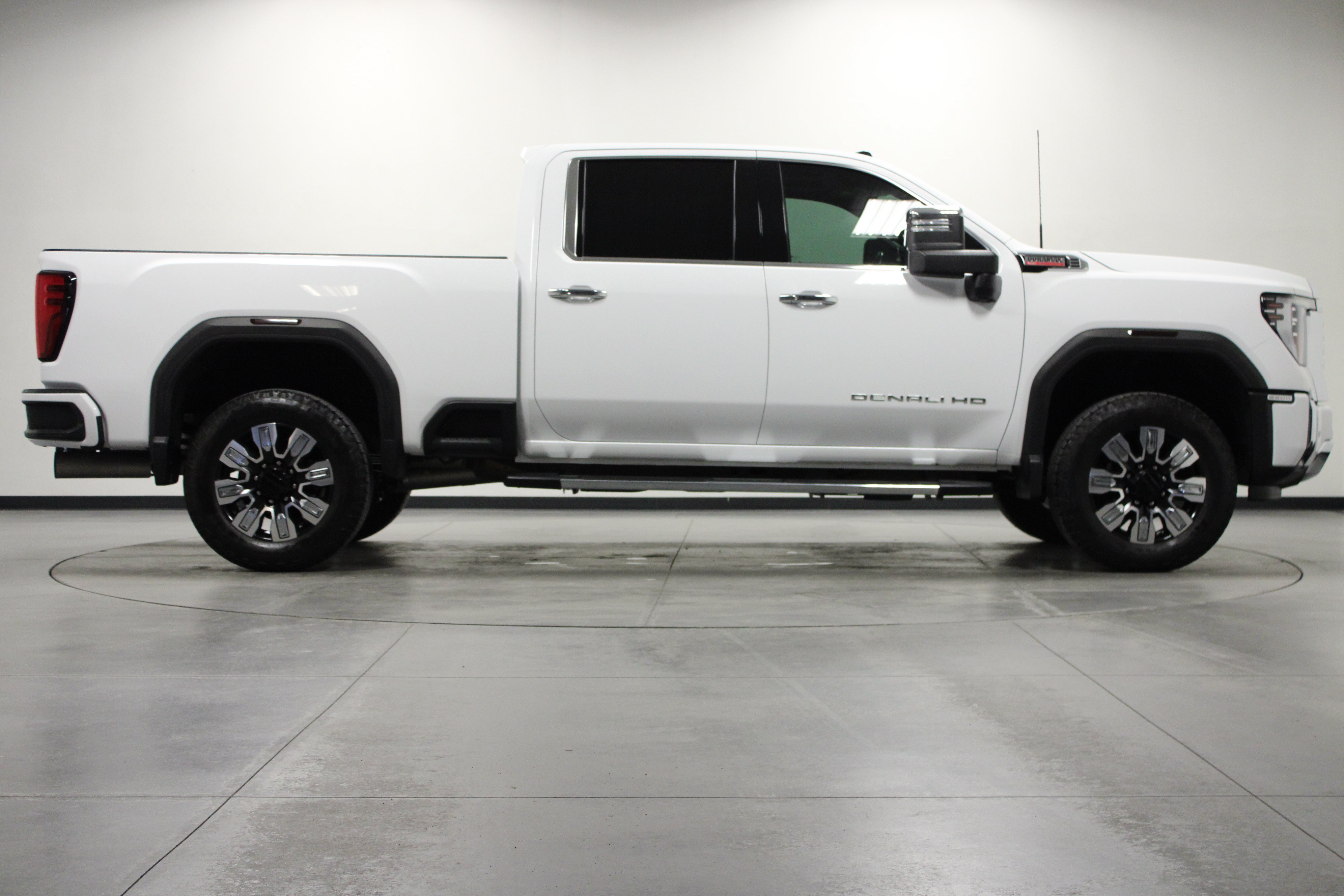 Used 2024 GMC Sierra 2500 Denali w/ Denali Reserve Package AWD/4WD image 3