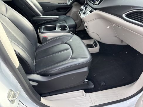 Used 2024 Chrysler Pacifica Touring-L image 23