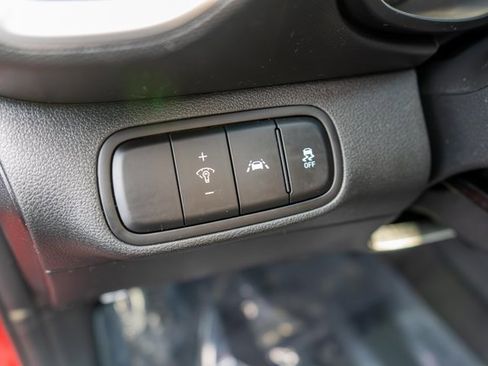 Used 2022 Hyundai Venue SEL image 21