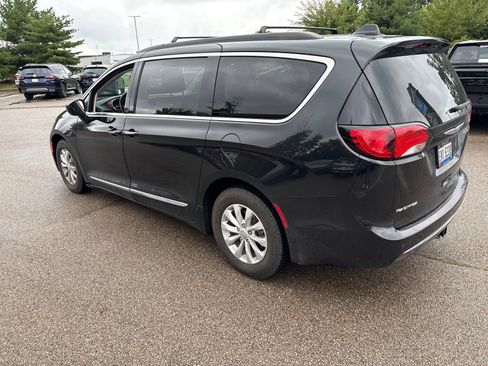 Used 2017 Chrysler Pacifica Touring-L FWD image 9