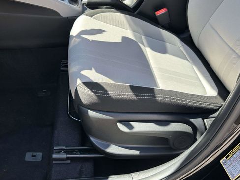 Used 2025 Hyundai Venue SEL FWD image 19