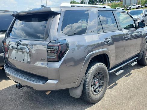 Used 2018 Toyota 4Runner SR5 AWD/4WD image 9