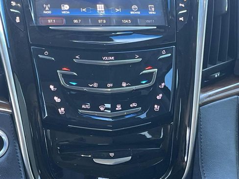 Used 2018 Cadillac Escalade Luxury AWD/4WD image 17