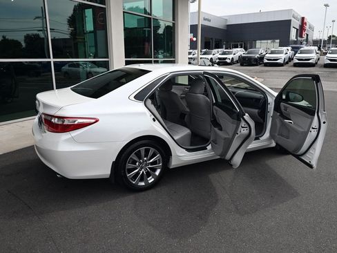 Used 2017 Toyota Camry XLE w/ Moonroof Package FWD image 38