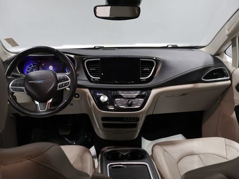 Used 2021 Chrysler Pacifica Touring-L FWD image 17