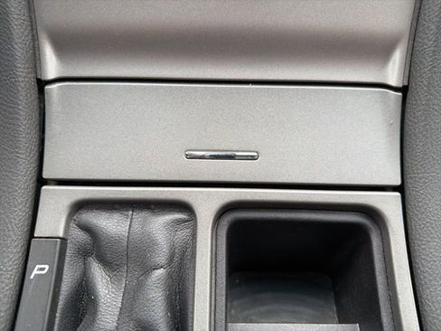 Used 2018 Ford Taurus SEL image 32