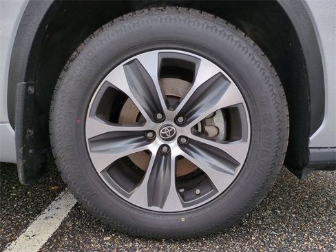 Certified 2023 Toyota Highlander XLE image 11