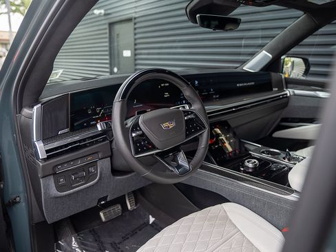 Used 2025 Cadillac Escalade ESV V AWD/4WD image 4