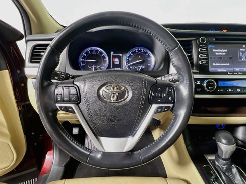 Used 2018 Toyota Highlander XLE AWD/4WD image 17