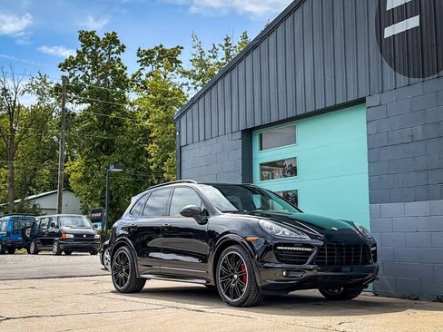 Used 2013 Porsche Cayenne GTS w/ Carbon Fibre Interior Pkg AWD/4WD image 11